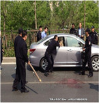 男子街頭行兇，被害人竟是其妻子