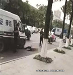 持磚追砸運鈔車 押運員開槍射擊
