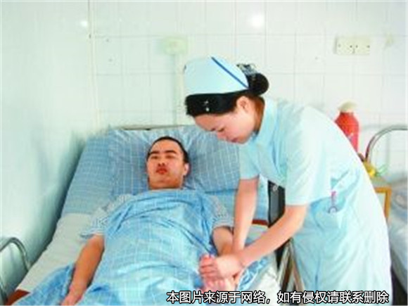 丈夫變成植物人，迫于家人壓力妻子起訴離婚