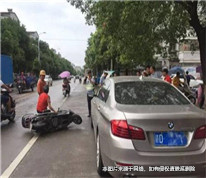 女子被下出租車的乘客開門撞到，其損失應(yīng)當(dāng)由誰賠償？