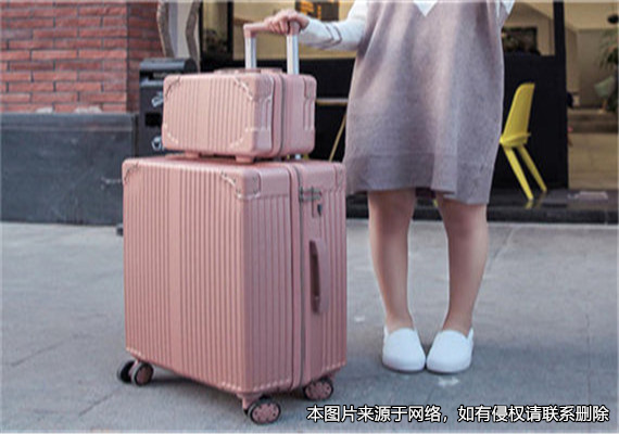 女子被行李箱絆倒后去世，行李箱的主人是否需承擔法律責任？