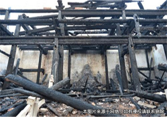 房屋被不明火星引燃而燒毀，業(yè)主起訴樓上住戶和物業(yè)公司索賠償