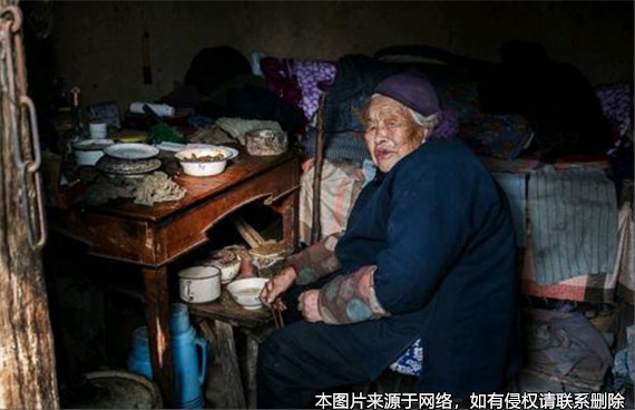 獨居老人將房送給水果攤攤主后，老人家屬發聲