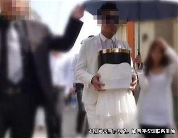 男子替去世的女友照顧其父母多年，老人因車(chē)禍去世后男子獲賠