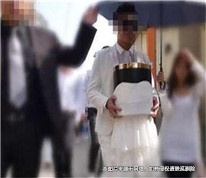 男子替去世的女友照顧其父母多年，老人因車禍去世后男子獲賠