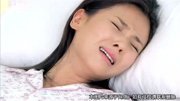 妻子未經(jīng)丈夫同意而流產(chǎn)，離婚時(shí)丈夫索要精神賠償