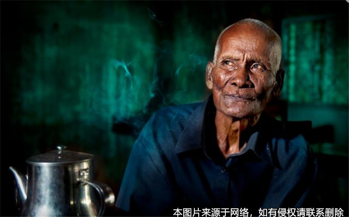 八旬老人與小保姆相戀后分手，被索賠償20萬元