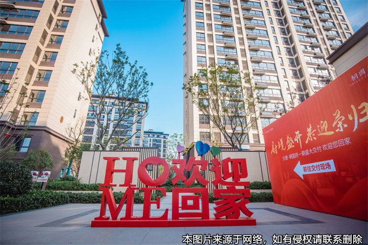 不符合交付商鋪的約定且逾期交房，開發(fā)商構(gòu)成違約