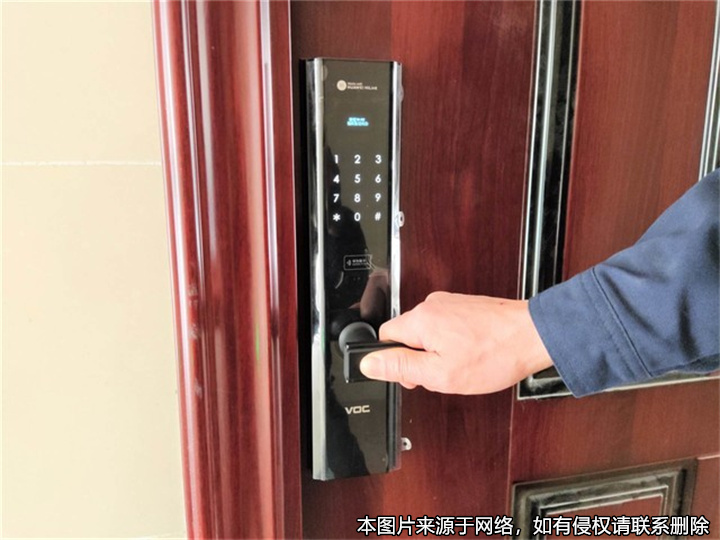 房東修改大門(mén)密碼后租客無(wú)法入住，起訴房東賠償違約金獲法院支持